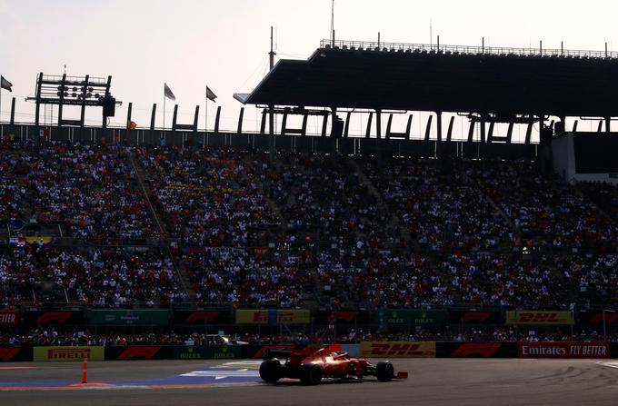 Sebastian Vettel se je moral paziti Valtterija Bottasa, časa za napad na Hamiltona ni imel. | Foto: Reuters
