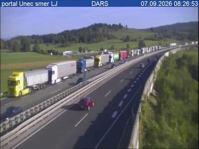 Na primorski avtocesti zapora pasu v obe smeri: nastajajo daljši zastoji