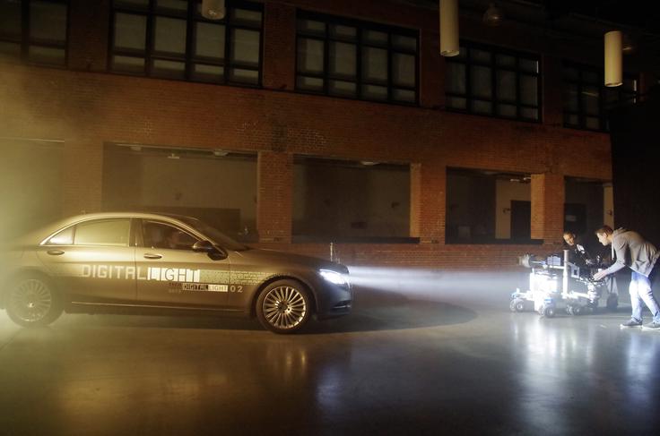 Mercedes-Benz je napovedal digitalne luči, katerih ključni prednosti sta stalni svetlobni snop visoke ločljivosti brez slepitve preostalih udeležencev in zmožnost projiciranja različnih svetlobnih sporočil in oznak na cesto | Foto: Mercedes-Benz
