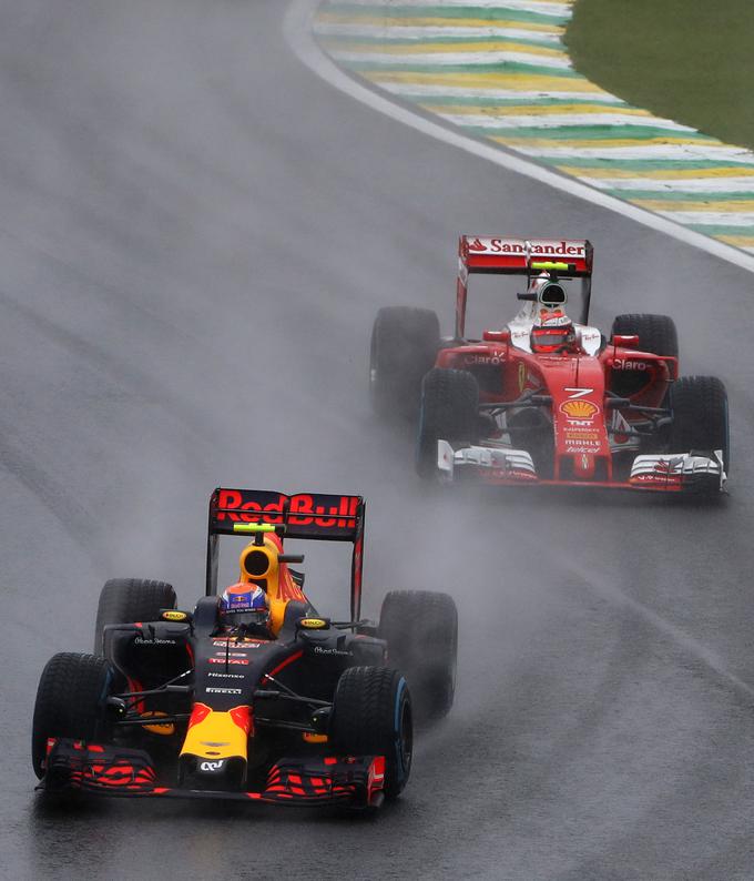 Pred Verstappnom v nedeljo ni bil varen domala nihče, že v prvem krogu se je sprehodil mimo Kimija Räikkönena.  | Foto: Reuters