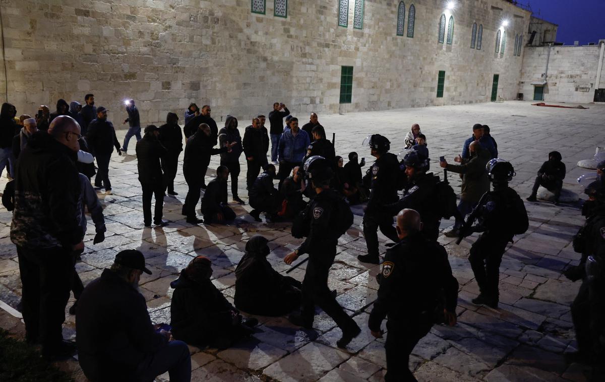 Jeruzalem, mošeja, policija | Novo nasilje na območju mošeje Al Aksa je izbruhnilo skoraj na polovici muslimanskega praznika ramadan in v času, ko se Judje pripravljajo na praznovanje pashe, ki se začenja danes. | Foto Reuters
