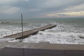 Bližata se dve fronti, ponekod napovedane nevihte s sodro