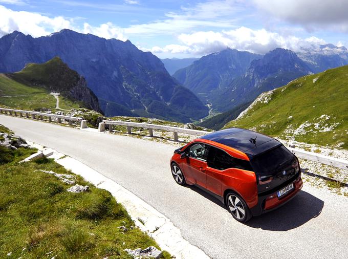 Vožnja na najvišjo slovensko cesto ponuja tudi osupljive razglede na okolico. Električni avtomobil se v naravo na dobrih dva tisoč metrih nadmorske višine zelo dobro vklopi. | Foto: Gregor Pavšič