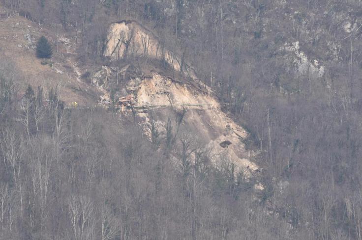 Na lokalni cesti med Zatolminom in planino Polog v občini Tolmin se je v ponedeljek zgodila nesreča, v kateri se je ob izvajanju del sprožil plaz, pri čemer je izgubil življenje delavec, ki ga je plaz zasul. | Foto: Darjo Bozja/Facebook Občina Tolmin