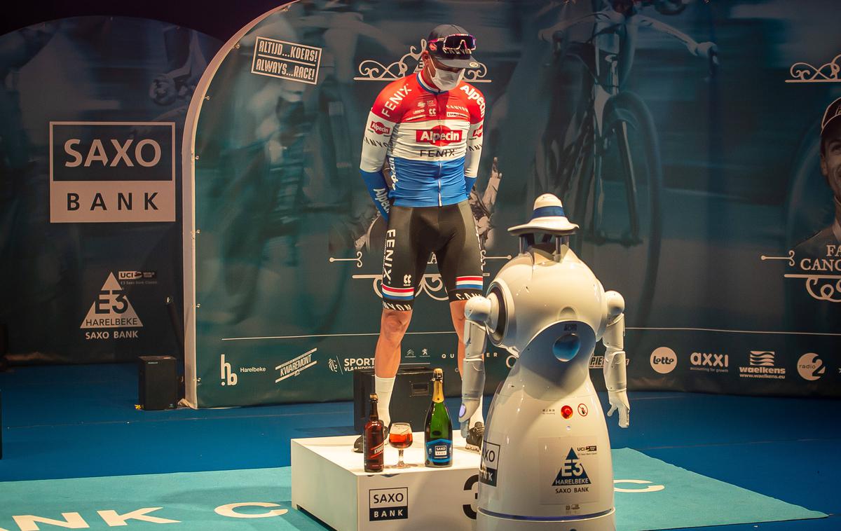 E3 podelitev | Organizatorji belgijske klasike Saxo Bank Classic so poskrbeli za znanstvenofantastično podelitev. Kolesarjem na prvih treh mestih je medalje dostavil robot.  | Foto Guliverimage