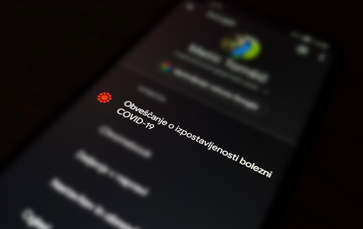Covid-19 Aplikacija | Večina pametnih telefonov z operacijskima sistemoma Android in iOS je spomladi prek posodobitev prejela infrastrukturo, ki omogoča delovanje aplikacij za obveščanje o okužbah s koronavirusom.  | Foto Matic Tomšič