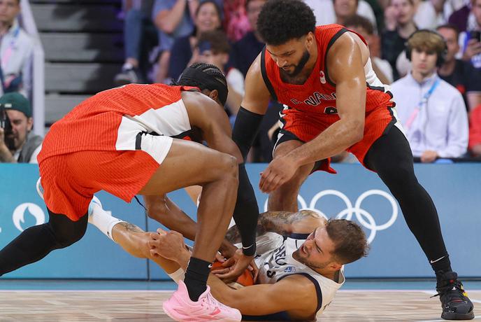 Vroča kri: Antetokounmpo s komolcem odrinil zvezdnika Kanade