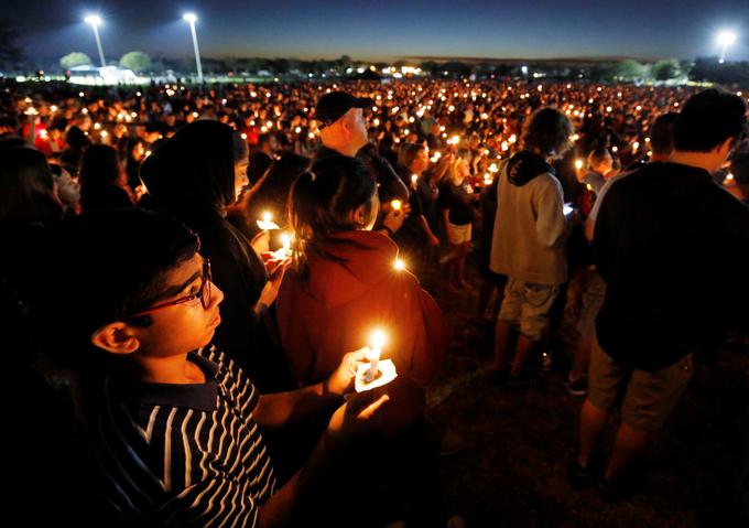 Množica žalujočih za žrtvami, ki jih je ubil Cruz. | Foto: Reuters