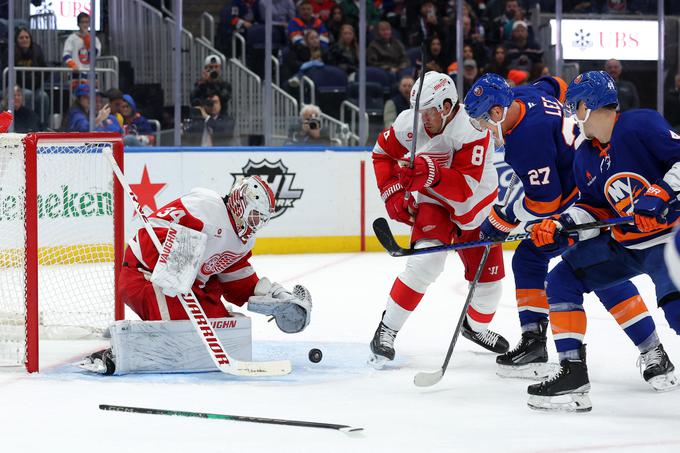 Alex Lyon je reševal Detroit Red Wings, ki so bili pri NY Islanders v podrejenem položaju, a vseeno prišli do zmage. | Foto: Reuters