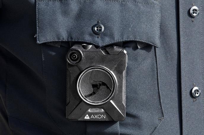 Policijska kamera, policija | Ogromno policijskih organizacij v Združenih državah Amerike od zaposlenih zahteva, da med policijskimi postopki nosijo in predvsem vklapljajo telesne kamere. | Foto Guliver Image