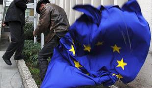 Hrvatica obsojena zaradi odstranitve zastave EU