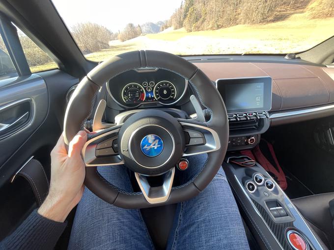 Počutje za volanom je kajpak odlično. Volan ima veliko globinskega hoda, zato je tudi položaj voznika primeren za dinamično vožnjo. | Foto: Gregor Pavšič