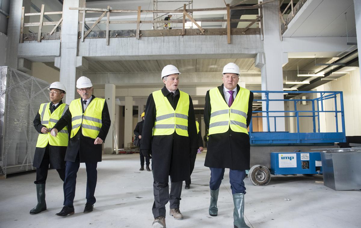 Lonstroff | Minister za gospodarstvo Zdravko Počivalšek (desno) je v začetku letošnjega leta obiskal gradbišče v Logatcu. Dva meseca pozneje so kriminalisti obiskali direktorja družbe Lonstroff Petra Webra (v sredini). | Foto STA