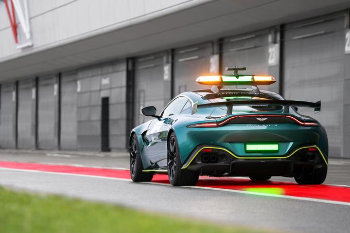 Varnostni avtomobil ima mnogo dodatnih elementov (luči LED, utripajoči smerniki, povezava z vodstvom dirke ...), kar mu omogoča opravljanje svojega dela. | Foto: Aston Martin