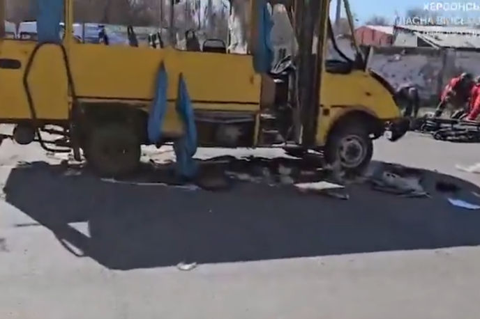 Bus napad |  Ruske sile so v bližini potniškega avtobusa v harkovski regiji izstrelile raketo tipa iskander. Voznik in dva potnika sta bila ubita, štirje drugi so bili ranjeni.  | Foto x/@Gerashchenko_en