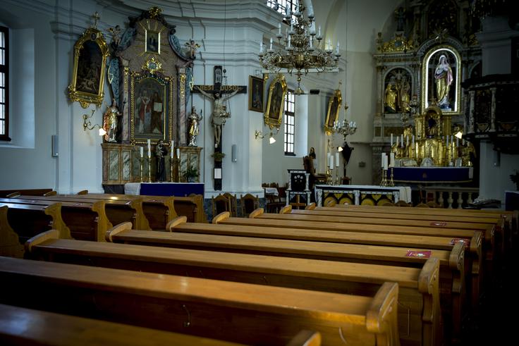 Svoja vrata za udeležbo vernikov pri mašah in drugih bogoslužjih danes spet odpirajo cerkve.  | Foto: Ana Kovač