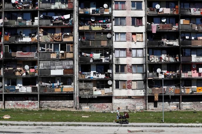 Romsko naselje | Vonj sveže opranega perila se meša s smradom iz kanalizacije, opisujejo tisti, ki so naselje obiskali. | Foto Reuters