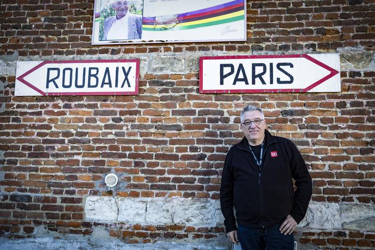 Guy Mathon, podpredsednik društva Prijatelji dirke Pariz-Roubaix, ki bdi nad urejenostjo tlakovanih odsekov. | Foto: Ana Kovač