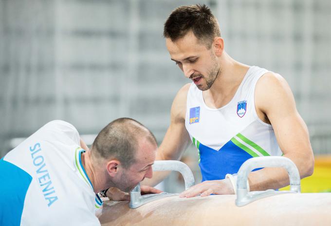 Sebastijan Piletič je pojasnil, kako je imel Sašo Bertoncelj težave s poškodbo rame. | Foto: Vid Ponikvar