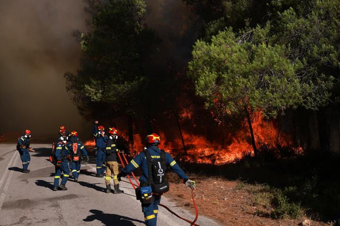 požar Grčija | Gasilcem gašenje otežuje močan veter. | Foto Profimedia