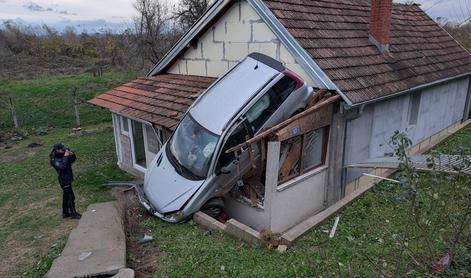 Z avtomobilom je pristal na družinski hiši #video