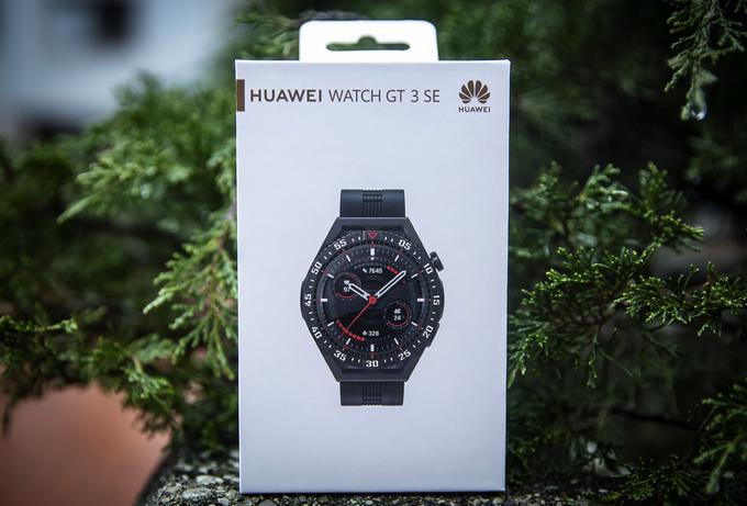 Pametna ura Huawei Watch GT 3 SE je bistveno cenejša od preostalih dveh članov te družine, a vendarle ohranja veliko zaželenih lastnosti svojih dražjih sorodnikov. | Foto: Ana Kovač