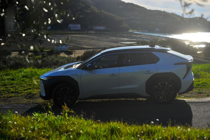 V osnovni različici stane bZ4X v Sloveniji približno toliko kot hibridni RAV4. | Foto: Gregor Pavšič