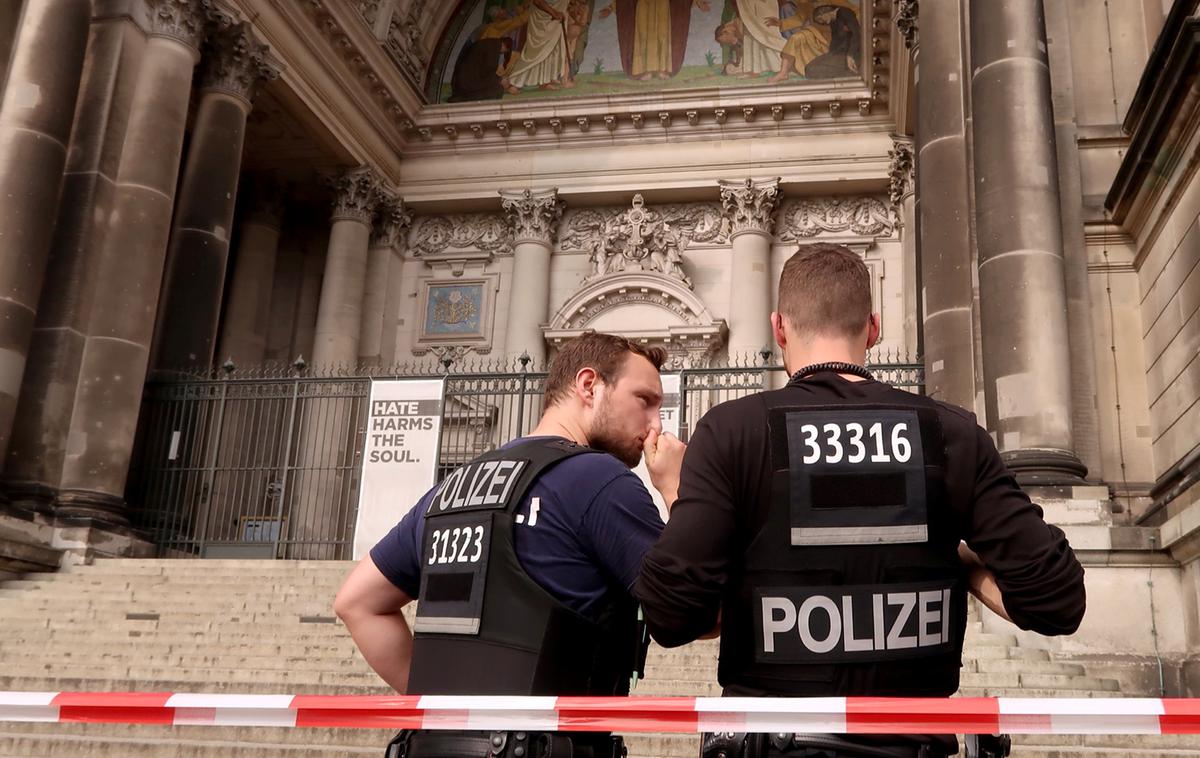 Policista pred Berlinsko katedralo na Muzejskem otoku | Foto Reuters
