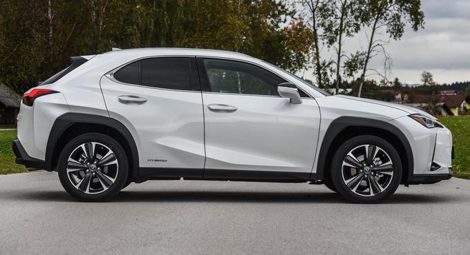 Lexus UX je na slovenskih cestah redek avtomobil. Na tokratnem testu na vrhu pri pogonu in porabi goriva, veliko pa je izgubil s svojim majhnim prtljažnikom in prostornostjo zadnje klopi. | Foto: PRIMA