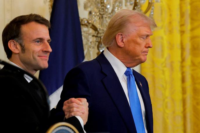 Emmanuel Macron, Donald Trump | Macron in Trump sta se na skupni novinarski konferenci strinjala, da bi moral vsak mirovni sporazum vključevati napotitev evropskih mirovnih sil v Ukrajino. Rusija je sicer ta predlog že zavrnila.  | Foto Reuters