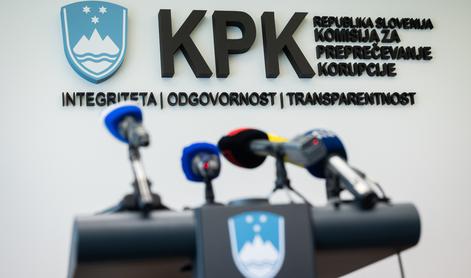 Oseba, ki stoji za v javnosti najodmevnejšimi zadevami, delo opravlja iz tujine