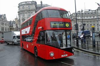 V London se vračajo sloviti rdeči avtobusi