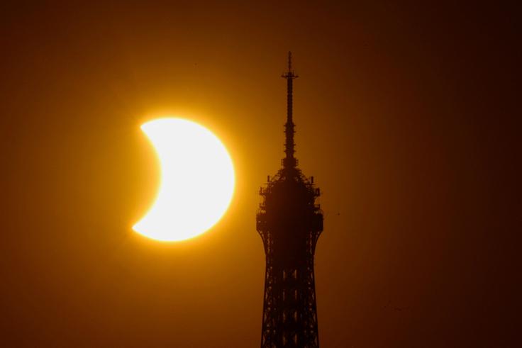 Sončev mrk v Franciji. | Foto: Reuters