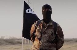 FBI išče pomoč: kdo je moški z ameriškim naglasom, ki se bori za ISIS?