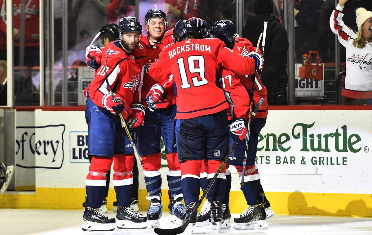 Washington Capitals | Hokejisti Washingtona so končali sedem tekem dolg niz porazov. V zadnji minuti rednega dela je za zmago zadel Jevgenij Kuznetsov. | Foto Reuters