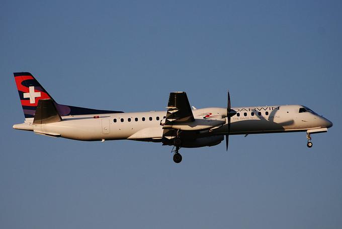 Saab 2000 je 27 metrov dolgo turbopropelersko letalo, ki lahko sprejme od 50 do 58 potnikov. | Foto: Thomas Hilmes/Wikimedia Commons