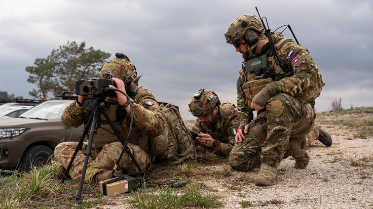 V urjenje je bil vključen tudi 16. center za nadzor in kontrolo zračnega prostora Republike Slovenije, ki je skrbel za usklajeno in varno izvajanje letalskih operacij. | Foto: Borut Cirnski