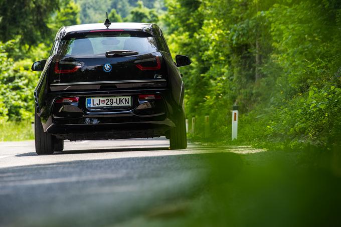 BMW i3S je kljub dodani črki še vedno predvsem vsakodnevni cestni električni avtomobil, zato tudi črka S v tem primeru nikakor ni nadomestilo bratskih čistokrvnih (bencinskih) športnikov s črko M. | Foto: Gašper Pirman