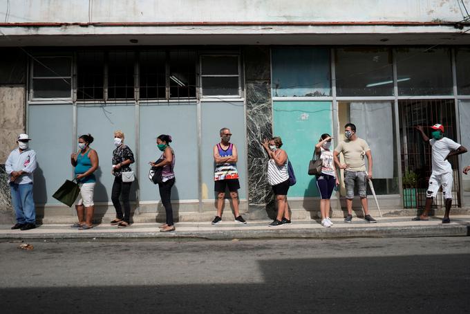 Kubance v primeru, da ne upoštevajo nošenja mask in strogih pravil, čaka denarna kazen in celo zapor. | Foto: Reuters