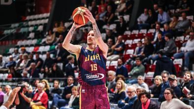 Gregor Hrovat ukradel žogo in ob zvoku sirene zadel s polovice #video