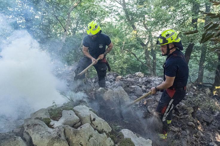 Gasilci gasijo in čistijo posamezna žarišča.  | Foto: PGD Tolmin/FB