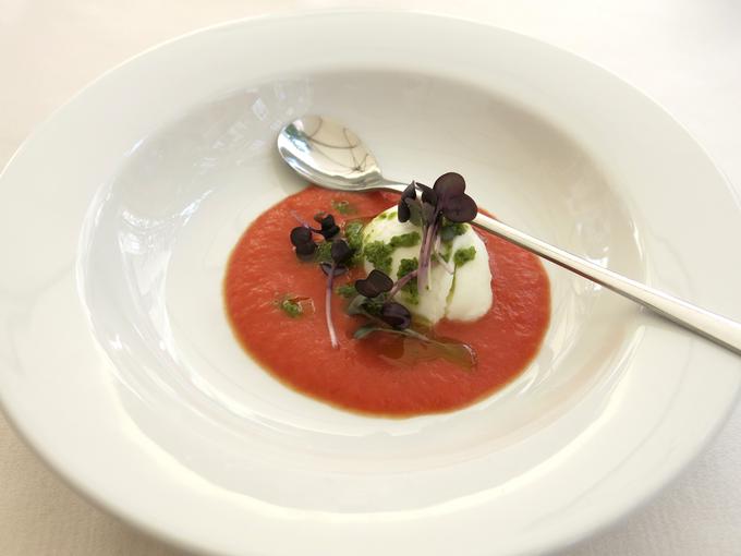Pozdrav iz kuhinje: hladna paradižnikova juha z mocarelo in pestom | Foto: Miha First