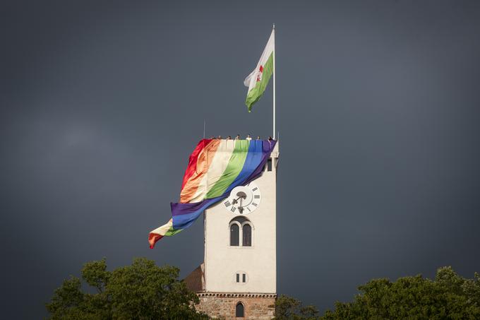 Z Ljubljanskega gradu so obesili mavrično zastavo.  | Foto: Bojan Puhek