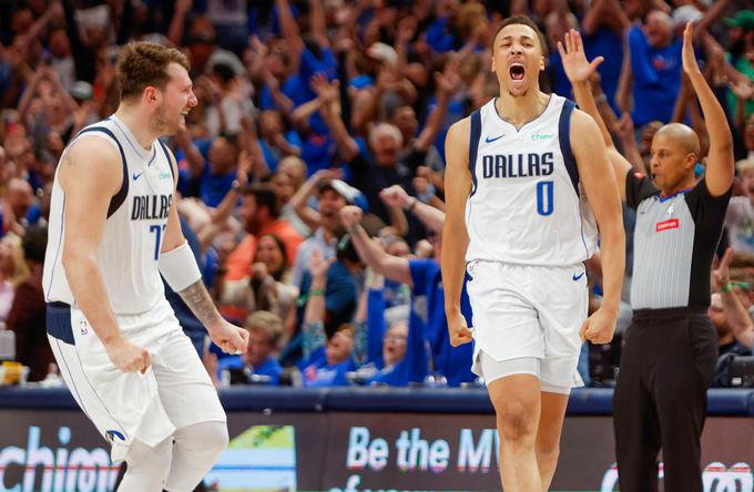 Dante Exum in Luka Dončić sta v prejšnji sezoni z Dallasom igrala veliki finale lige NBA. V tej obstaja velika možnost, da bo Exum ostal brez končnice. | Foto: Reuters