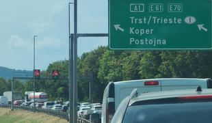 Pozor: na primorki več zaporednih trčenj in 32-kilometrski zastoj