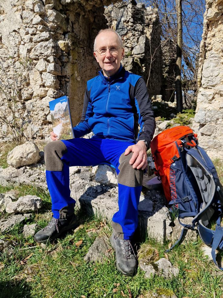  Marjan Bradeško na Velikih Vršah s svojo prvo leposlovno planinsko knjigo Hodim, torej grem | Foto: Matej Podgoršek