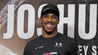 Joshua bo naslov branil septembra proti Usiku