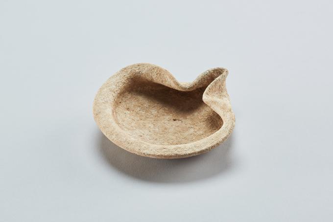 Preprosta odprta oljenka školjkaste oblike brez okrasa (8.–6. st. pr. Kr.).
 | Foto: Tomo Jeseničnik