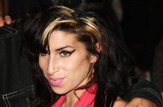 Amy Winehouse s svojo kolekcijo oblačil