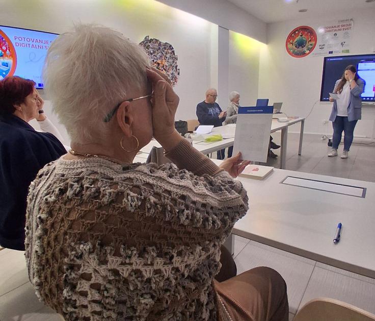 Z uporabo Amslerjeve mreže, enostavnega testa, ki ga lahko izvajamo tudi doma, so preverili, ali so prisotne spremembe v centralnem vidu, ki so lahko znak začetne degeneracije makule. Test nam pomaga zaznati deformacije mrežnice, kot so izkrivljene črte ali temne pike, ki so lahko prvi znaki težav. | Foto: Arhiv Simbioze
